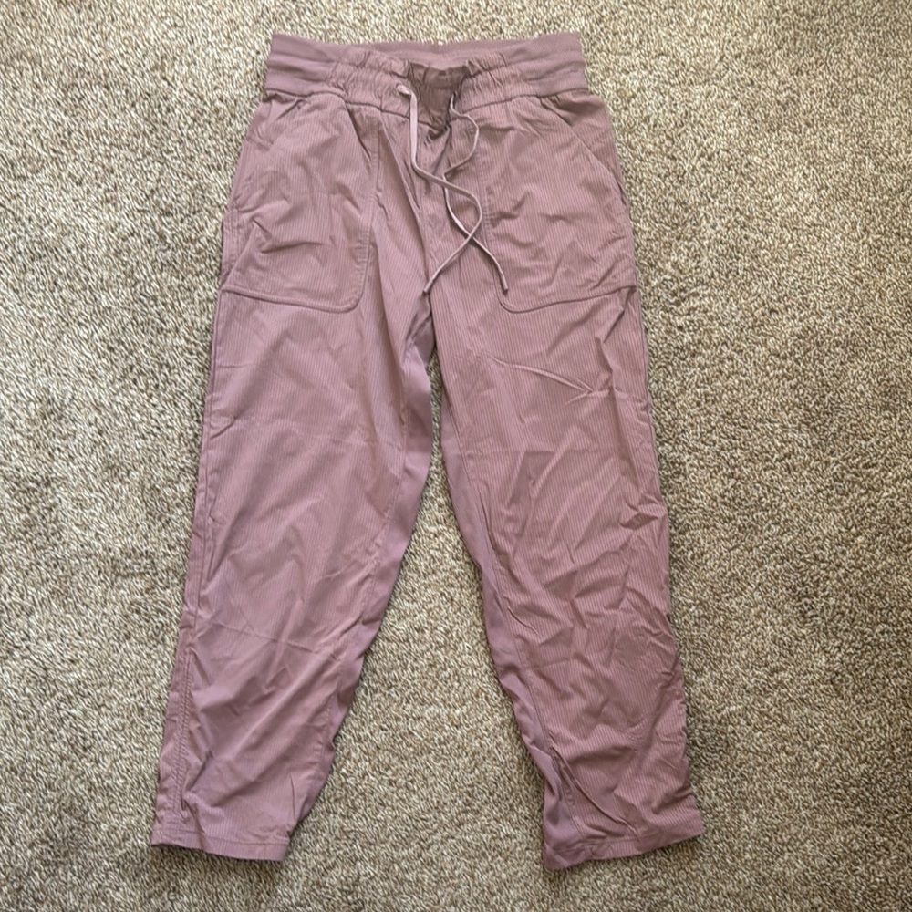 Lululemon sz 6 Mauve crop Pants